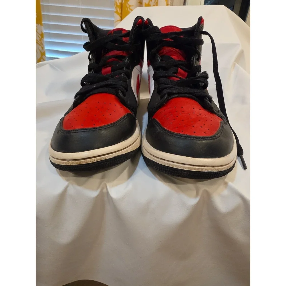 Jordan 1 Mid| Nike | Bred Toe | Size 8.5 | Pre-loved-great Condition